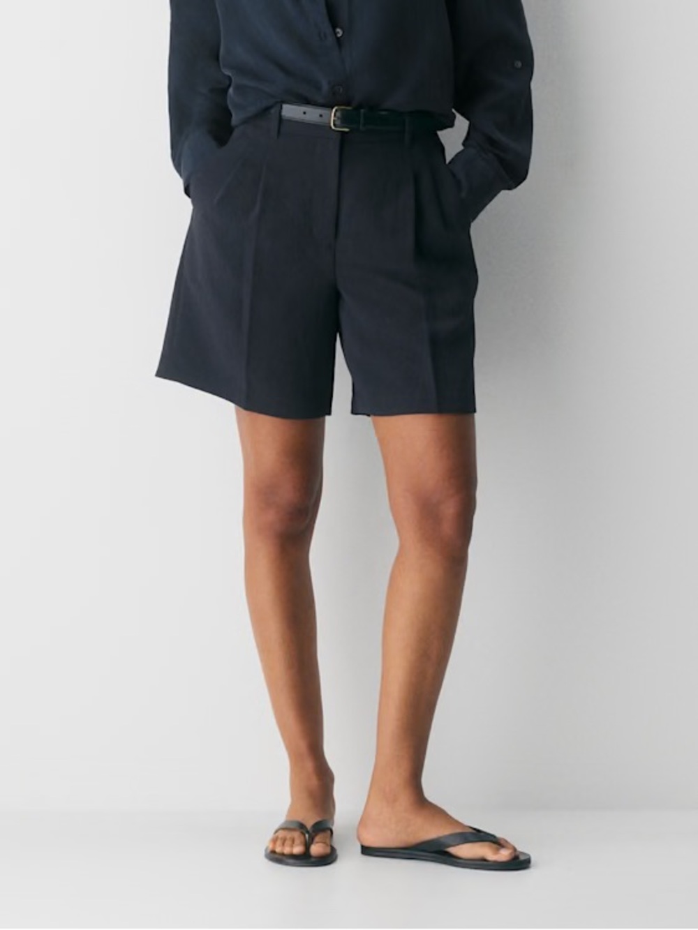 Aritzia The Effortless Short Long Crepette Size 4  Navy NWOT